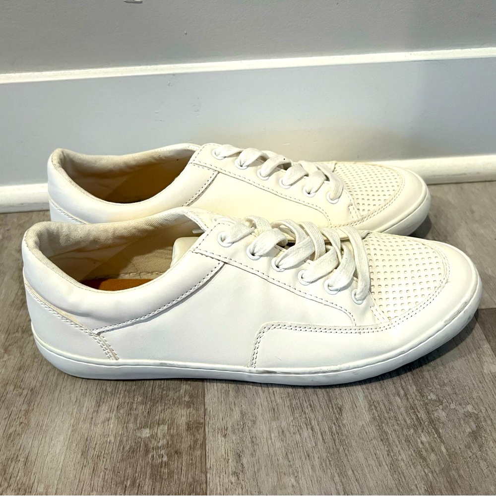NWOT women’s Banana Republic White Sneakers Size 9
